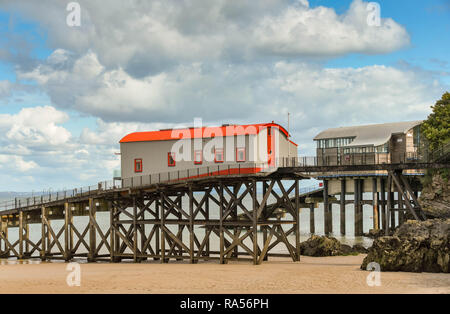 TENBY, Pembrokeshire, Wales - August 2018: Die alten Rettungsboot station in Tenby, West Wales mit der neuen Station im Hintergrund. Die alte stationt hat Stockfoto