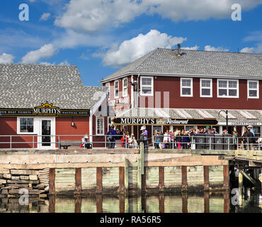 Hafen von Halifax entfernt ist eine Promenade, die für die Öffentlichkeit geöffnet 24 Stunden am Tag, in dem sich Geschäfte, Restaurants und touristische Ausflugsschiffe, wie diese sailb Stockfoto