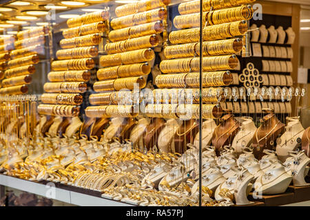 Istanbul Turkiye-1 Ogan 2019; Goldene Zubehör im Anzeigefenster ein Schmuckladen. Türkisch gold shop Istanbul. Stockfoto