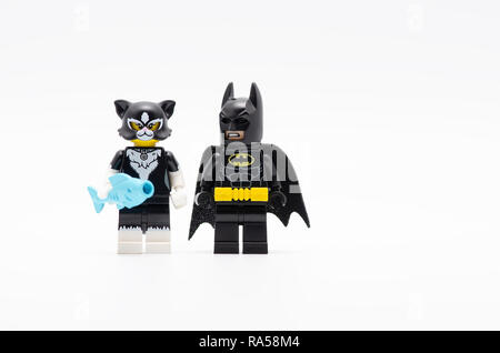 Batman und Katze Frauen. Lego Minifiguren sind von der Lego Gruppe hergestellt Stockfoto