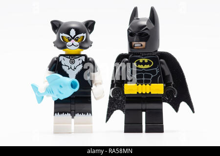 Batman und Katze Frauen. Lego Minifiguren sind von der Lego Gruppe hergestellt Stockfoto