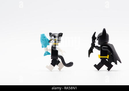 Batman jagt Katze Frauen. Lego Minifiguren sind von der Lego Gruppe hergestellt. Stockfoto