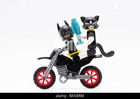 Batman reiten Motorrad mit Katze Frauen. Lego Minifiguren sind von der Lego Gruppe hergestellt Stockfoto