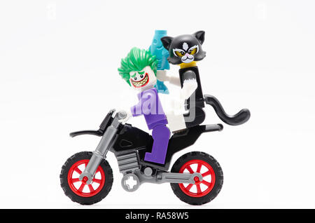 Joker reiten Motorrad mit Katze Frauen. Lego Minifiguren sind von der Lego Gruppe hergestellt Stockfoto