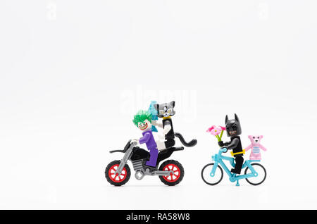 Joker reiten Motorrad mit Katze Frauen und Batman Reiten Fahrrad. Lego Minifiguren sind von der Lego Gruppe hergestellt. Stockfoto