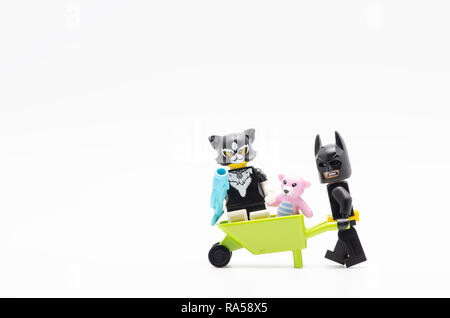 Batman drücken Schubkarre mit cat Frauen sitzen auf. Lego Minifiguren sind von der Lego Gruppe hergestellt Stockfoto