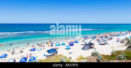 Strand Zelte, Überdachungen und Sonnenschutz in einem überfüllten Strand in der Mitte des Tages mit einem UV-Bewertung von 13. Yanchep, WA, Australien