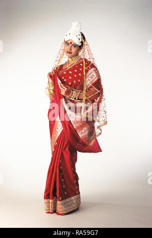 Das Porträt einer bengalischen Braut gekleidet in traditionelle SARI UND SCHMUCK Stockfoto