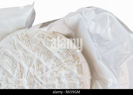 Camembert in wrapper Nahaufnahme, Ansicht von oben Foto Stockfoto