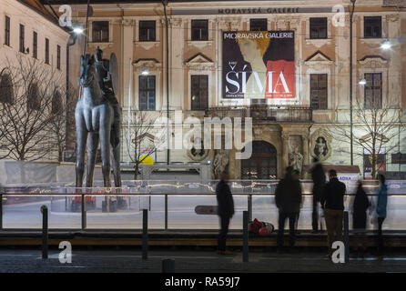 Brünn, Tschechische Republic-December 26,2018: Menschen sind Skaten in Kunsteisbahn auf mährischen Platz am Dezember 26, 2018 Brünn, Tschechische Republik Stockfoto