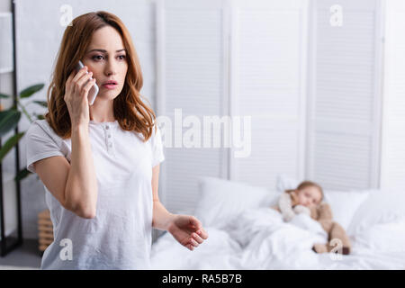 Mutter, Arzt, Smartphone, kranken Tochter im Bett Stockfoto