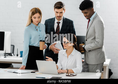 Multiethnischen Kollegen in formalen Verschleiß am Arbeitsplatz im Büro Stockfoto