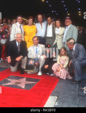 HOLLYWOOD, CA - 15. Juli: Schauspielerin Carol Burnett, Schauspieler David Carradine, Schauspieler Robert Carradine, Sandra wird Carradine, Schauspieler/honoree Keith Carradine, Sohn Cade Carradine und Gäste besuchen Zeremonie für seinen Stern Zeremonie am 15. Juli 1993 über Hollywood des Ruhmes in Hollywood, Kalifornien, entfernt. Foto von Barry King/Alamy Stock Foto Stockfoto