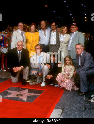 HOLLYWOOD, CA - 15. Juli: Schauspielerin Carol Burnett, Schauspieler David Carradine, Schauspieler Robert Carradine, Sandra wird Carradine, Schauspieler/honoree Keith Carradine, Sohn Cade Carradine und Gäste besuchen Zeremonie für seinen Stern Zeremonie am 15. Juli 1993 über Hollywood des Ruhmes in Hollywood, Kalifornien, entfernt. Foto von Barry King/Alamy Stock Foto Stockfoto