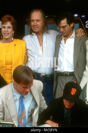 HOLLYWOOD, CA - 15. Juli: Schauspielerin Carol Burnett, Schauspieler David Carradine, Schauspieler Robert Carradine, Schauspieler/honoree Keith Carradine und Sohn Cade Carradine besuchen Zeremonie für seinen Stern Zeremonie am 15. Juli 1993 über Hollywood des Ruhmes in Hollywood, Kalifornien, entfernt. Foto von Barry King/Alamy Stock Foto Stockfoto