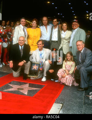 HOLLYWOOD, CA - 15. Juli: Schauspielerin Carol Burnett, Schauspieler David Carradine, Schauspieler Robert Carradine, Sandra wird Carradine, Schauspieler/honoree Keith Carradine, Sohn Cade Carradine und Gäste besuchen Zeremonie für seinen Stern Zeremonie am 15. Juli 1993 über Hollywood des Ruhmes in Hollywood, Kalifornien, entfernt. Foto von Barry King/Alamy Stock Foto Stockfoto