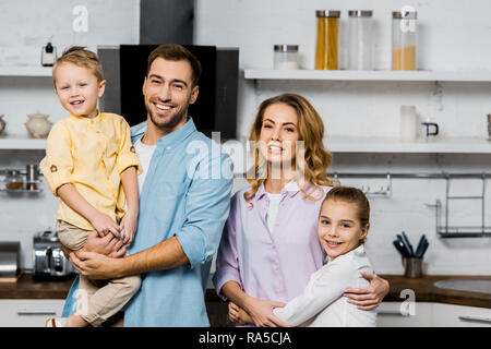 Stattliche Mann, Sohn und Mutter, die niedliche Tochter in der Küche Stockfoto