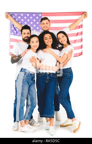 Multikulturelle Gruppe junger Menschen Lächeln und Umarmungen während die Flagge der USA isoliert auf weißem Stockfoto