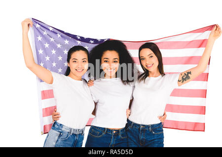 Multiethnische Gruppe Mädchen lächelnd und umarmt, während Sie Flagge der usa isoliert auf weißem Stockfoto