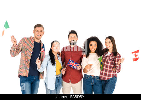 Fröhliche multikulturelle Gruppe von Menschen lächelnd mit Flaggen verschiedener Länder isoliert auf weißem Stockfoto