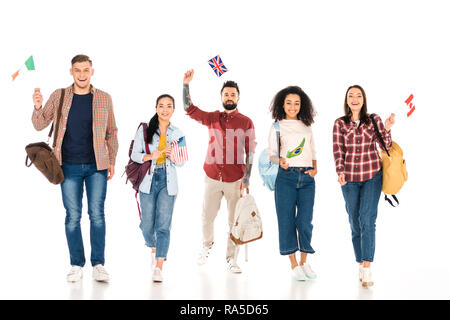 Multiethnische Gruppe von Menschen mit Rucksäcken und Flaggen verschiedener Länder isoliert auf weißem Stockfoto