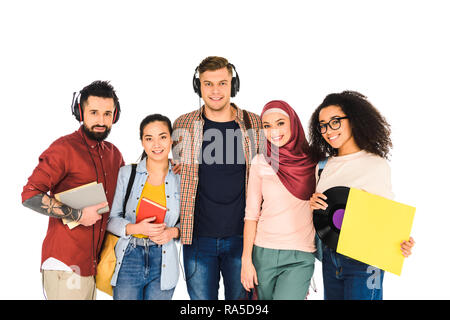 Gerne stehende Männer in Kopfhörer und African American woman holding Schallplatte in der Nähe von Mädchen isoliert auf weißem Stockfoto