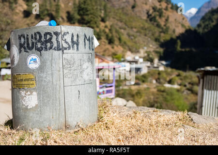 Mülleimer auf dem Annapurna Circuit trek, Nepal Stockfoto