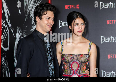 NEW YORK, NY - AUGUST 17: Schauspieler Nat Wolff und Schauspielerin Margaret Qualley besucht die 'Death Note' New York Premiere bei AMC Loews Lincoln Square 13 theat Stockfoto