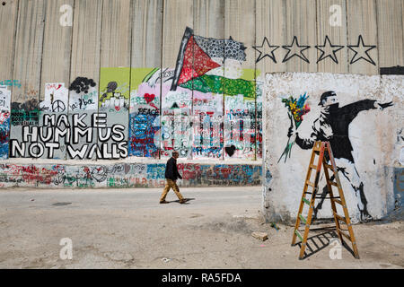 Ein palästinensischer Mann zu Fuß rund um den berüchtigten Israelischen West Bank Barrier in Bethlehem. West Bank. Palästina. Stockfoto