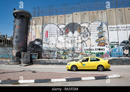 Palästinensischen yellow cab rund um den berüchtigten Israelischen West Bank Barrier in Bethlehem. West Bank. Plaestine Stockfoto