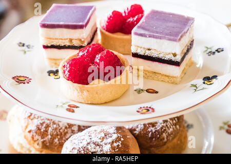 Ein stand mit köstlichen Kuchen für einen englischen Nachmittagstee. Stockfoto