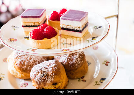 Ein stand mit köstlichen Kuchen für einen englischen Nachmittagstee. Stockfoto