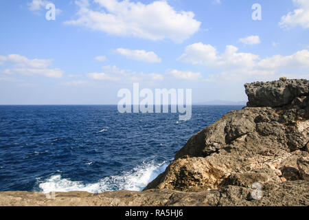 Rock Sea Sky am Kap Zanpa Okinawa Japan Stockfoto