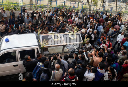 Kolkata, Indien. 01 Jan, 2019. Menschen Trauerzug von herausragender Regisseur Mrinal sen Kredit: Saikat Paul/Pacific Press/Alamy leben Nachrichten Stockfoto