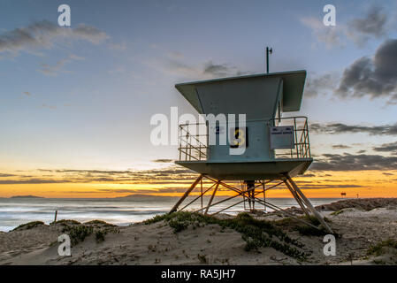 Life guard Tower macht perfekte Ort zum Treffpunkt, während die Sonne über dem pazifischen Ozean Horizont beobachten. Stockfoto