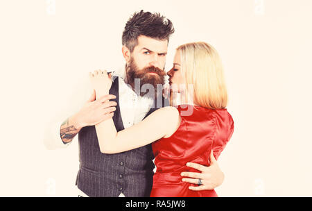 Tanzende paar Konzept. Paar in Liebe, Tänzer in eleganter Kleidung, weisser Hintergrund. Bärtige Hipster und attraktive Dame an Tanz contest. Die Frau im roten Kleid und der Mann in der Weste kuscheln beim Tanzen. Stockfoto