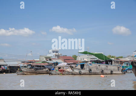 Beliebte Fluss markt in Can Tho Vietnam. Touristen können kommen und lokalen Verkauf und Kauf am Markt vor allem in den frühen Morgenstunden. Stockfoto