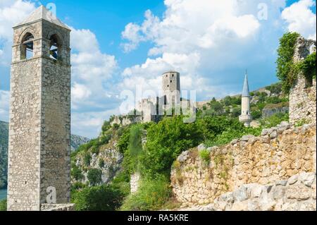 Mittelalterliche Zitadelle, sahat Kula Clock Tower und Hadschi Alija Moschee Minarett, Pocitelj, Bosnien und Herzegowina Stockfoto