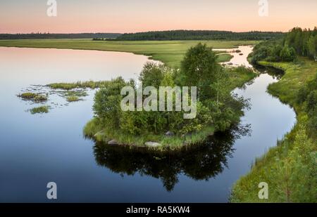 Ansicht von der Oberseite der Aussichtsturm, Sonnenuntergang am See, Sumpf, Moor mit Laubbäumen auf der Halbinsel Stockfoto