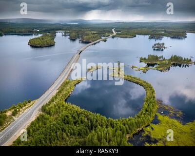 Drohnen geschossen, kurvenreiche Straße führt durch Seenlandschaft, boreal, Arktis Koniferen auf kleinen Inseln, Frederika, Västerbottens län Stockfoto