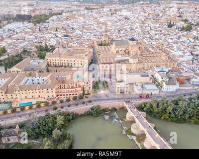 Luftbild des berühmten römischen Brücke und Moschee, die Kathedrale von Cordoba, Andalusien, Spanien Stockfoto