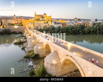 Luftbild des berühmten römischen Brücke und Moschee, die Kathedrale von Cordoba, Andalusien, Spanien Stockfoto