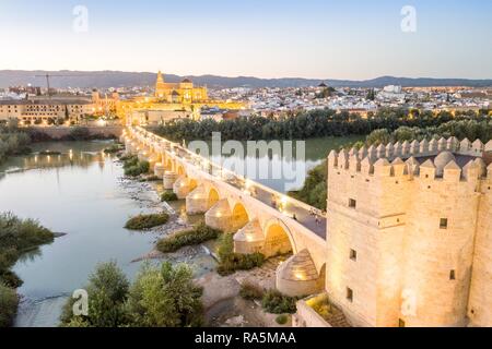 Luftbild des berühmten römischen Brücke und Moschee, die Kathedrale von Cordoba, Andalusien, Spanien Stockfoto