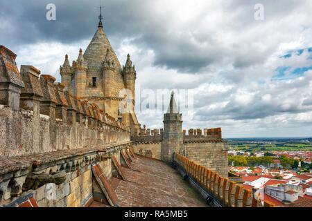 Turm der Kathedrale Sé Basílica de Nossa Senhora da Assunção, UNESCO-Weltkulturerbe, Évora, Alentejo, Portugal Stockfoto