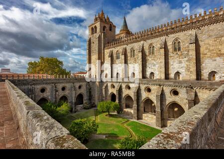 Basilika Kathedrale Sé de Nossa Senhora da Assunção, Kreuzgang und Garten, UNESCO-Weltkulturerbe, Évora, Alentejo Stockfoto