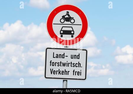 Verkehrszeichen, land- und forstwirtschaftlicher Verkehr frei, Durchfahrt verboten für Autos und Motorräder, Deutschland Stockfoto
