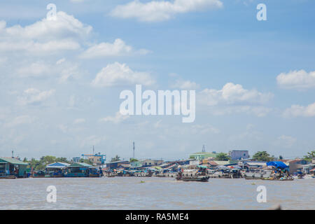 Beliebte Fluss markt in Can Tho Vietnam. Touristen können kommen und lokalen Verkauf und Kauf am Markt vor allem in den frühen Morgenstunden. Stockfoto