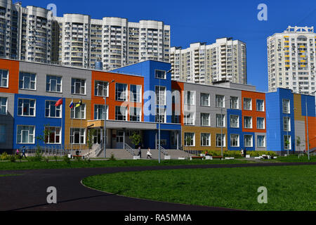Chimki, Russland - 10. Mai. 2018. Schöne helle Mitte Schule für eine allgemeine Bildung Stockfoto