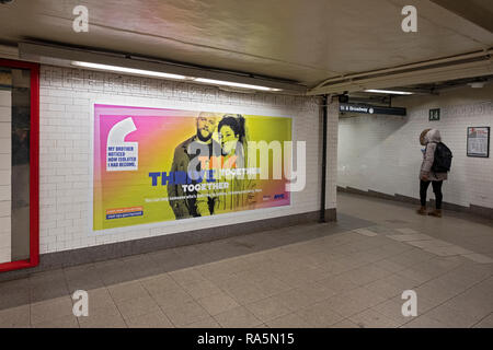 Ein Plakat für das NYC BEMÜHEN Programm in der Union Square U-Bahn Station in Manhattan, New York City. Stockfoto