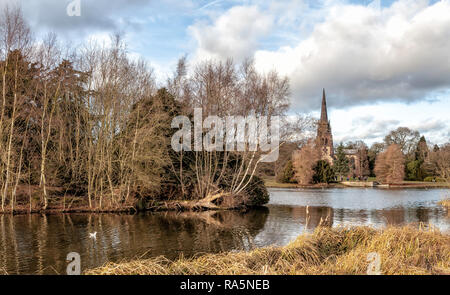 Clumber Park schöne Kirche über den See Stockfoto